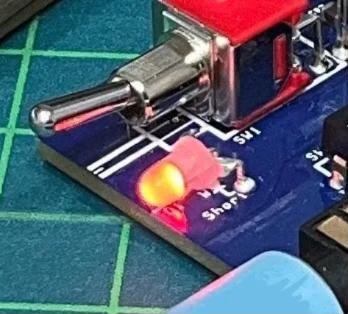 赤LEDが点灯した電源スイッチ付近