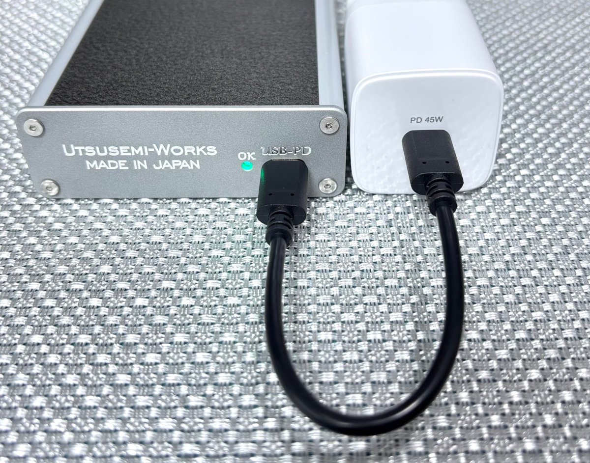 USB PD充電器とSuperiorをC–Cケーブルでつなぎ、OKランプが緑に点灯したところ